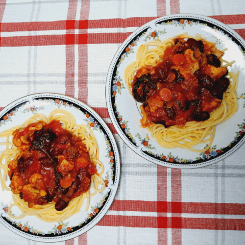 Look at the 2 side by side dishes of this budget friendly Plant-Based Tomato Pasta Sauce. Its great for sharing!