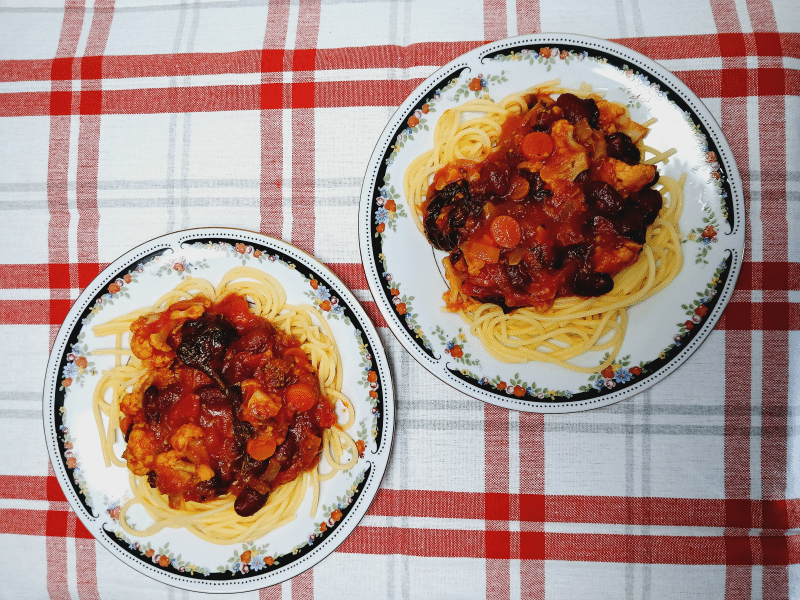 Look at the 2 side by side dishes of this budget friendly Plant-Based Tomato Pasta Sauce.  Its great for sharing!